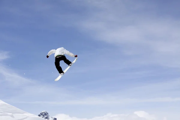 Dağlar üzerinde uçan snowboarder — Stok fotoğraf