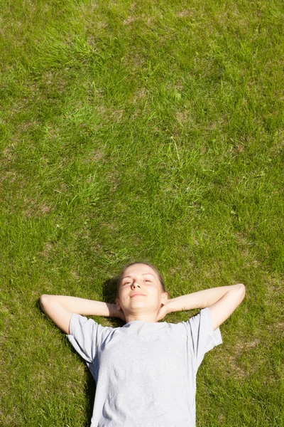 草の上に横たわって若い女の子 — ストック写真
