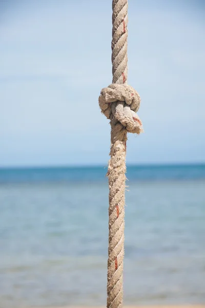 Nodo sulla corda e sul mare — Foto Stock