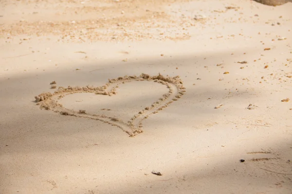 หัวใจวาดในทราย . — ภาพถ่ายสต็อก