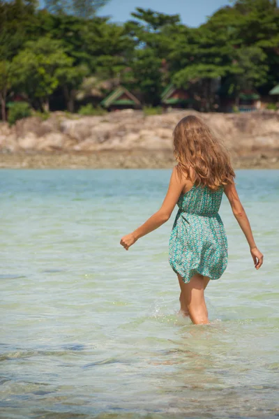 Donna in piedi ginocchio in profondità in acqua — Foto Stock