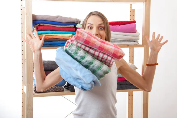 Junge Frau steht in der Nähe des Kleiderschranks — Stockfoto