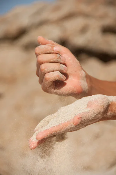Sand flows through the female hands — Stock Photo, Image
