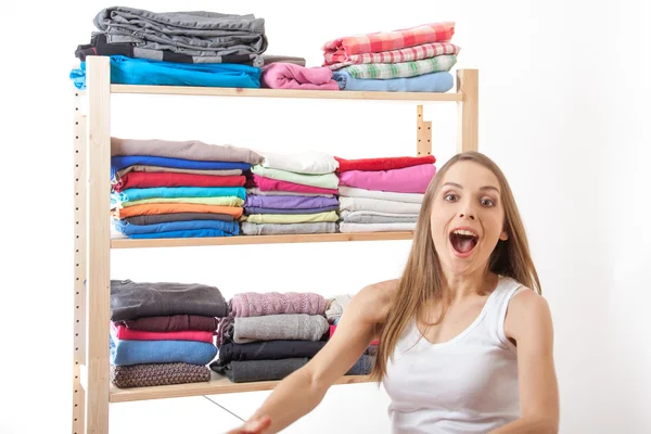Jonge vrouw permanent in de buurt van de garderobe — Stockfoto