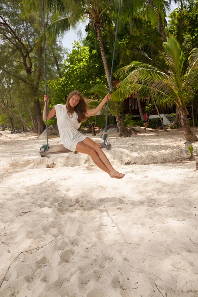 Chica jugando el swing en la playa —  Fotos de Stock