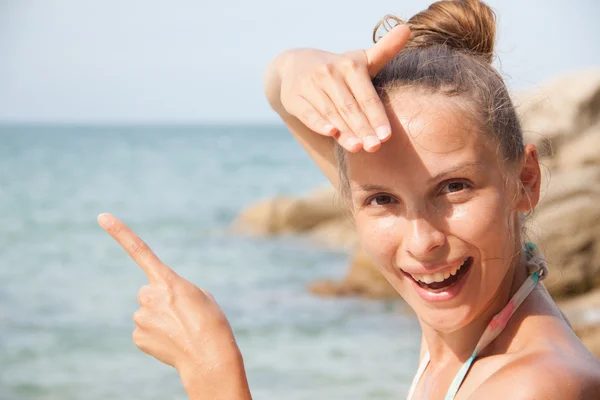 Mulher de pé na praia — Fotografia de Stock