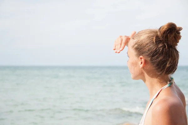 Kvinna stående på stranden — Stockfoto