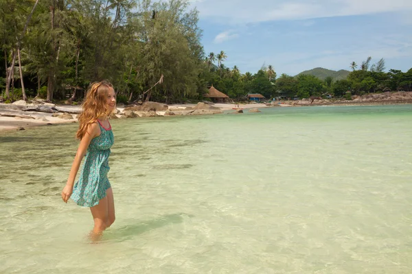 Mujer de pie hasta las rodillas en el agua —  Fotos de Stock