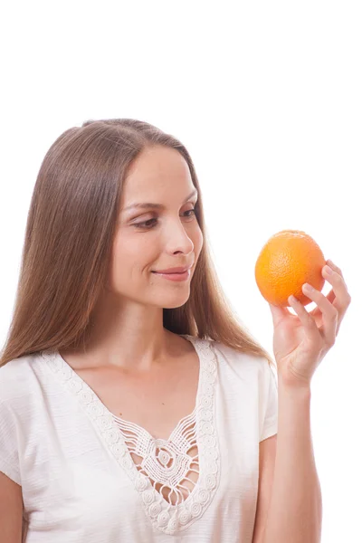 Jovem segurando uma laranja — Fotografia de Stock