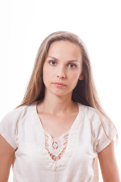 Retrato de uma jovem mulher de vestido branco — Fotografia de Stock