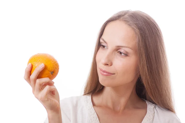 Ung kvinna med en orange — Stockfoto