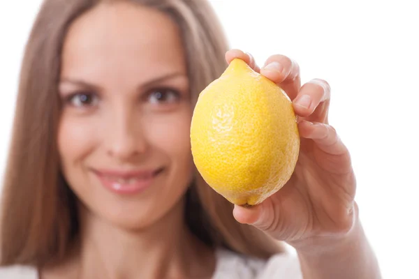 Mujer joven sosteniendo un limón —  Fotos de Stock