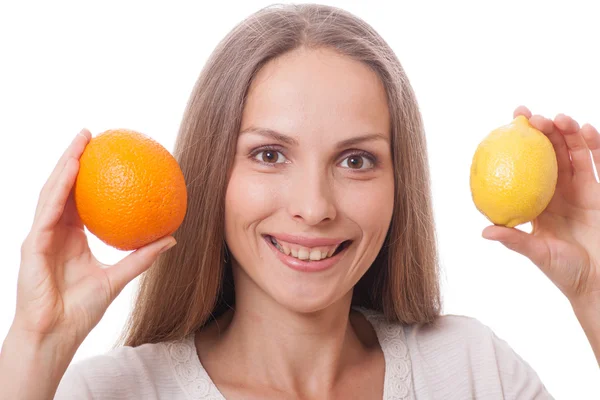 Jovem mulher segurando laranja e limão — Fotografia de Stock