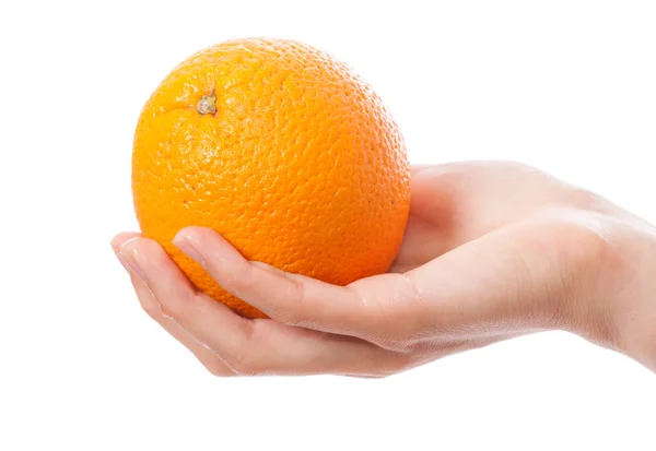 Orange i en kvinnlig hand — Stockfoto