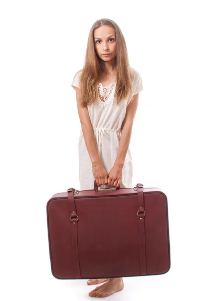 Donna solleva una valigia pesante, isolata su bianco — Foto Stock
