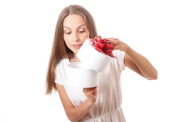Beyaz holding genç kadın yuvarlak hediye kutusu — Stok fotoğraf