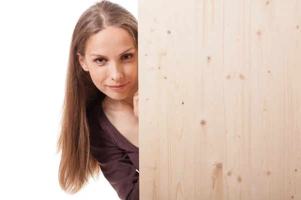 Vrouw achter een houten plank — Stockfoto