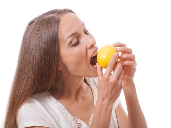 Молодая женщина держит лимон — стоковое фото