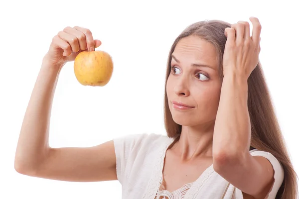 Mujer sosteniendo una manzana — Foto de Stock