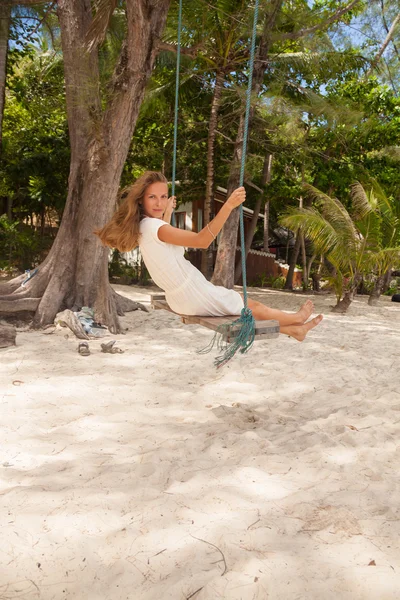 Chica jugando el swing en la playa —  Fotos de Stock