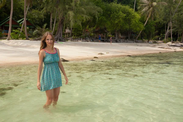 Mujer de pie hasta las rodillas en el agua —  Fotos de Stock