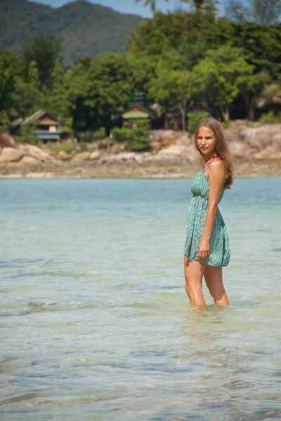 Donna in piedi ginocchio in profondità in acqua — Foto Stock