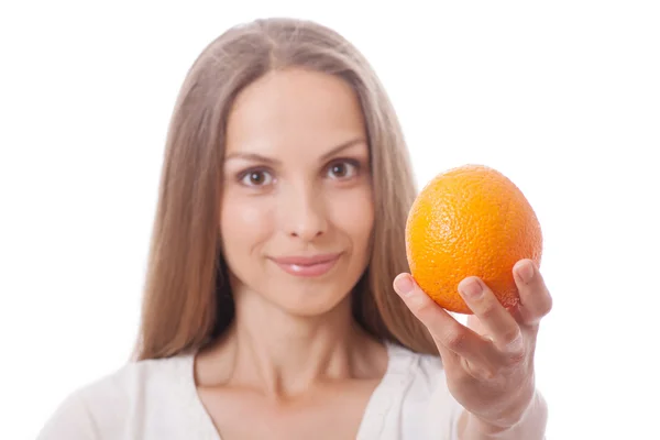 Молодая женщина с апельсином в руках — стоковое фото