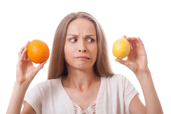 Young woman holding orange and lemon — Stock Photo, Image