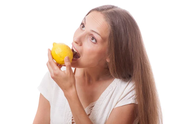 Mujer joven sosteniendo un limón —  Fotos de Stock