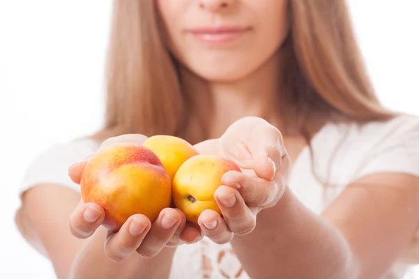 Melocotones en mano, aislados sobre blanco — Foto de Stock