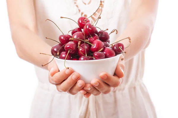 Чаша вишни в женских руках — стоковое фото