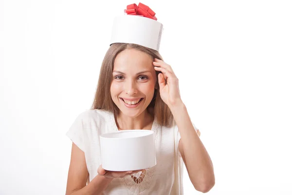 Jonge vrouw met witte ronde doos van de gift — Stockfoto