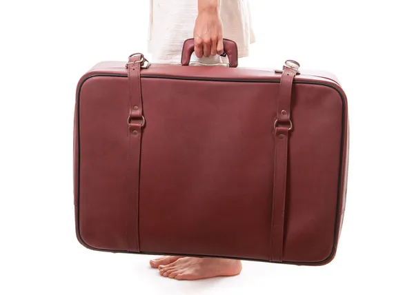 Винтажный чемодан в женских руках — стоковое фото