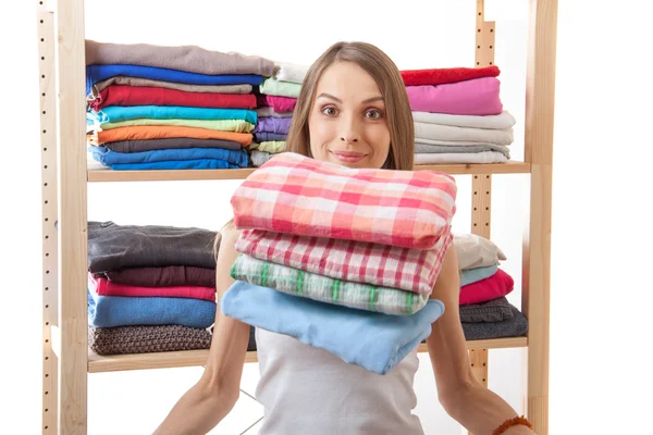 Jonge vrouw permanent in de buurt van de garderobe — Stockfoto