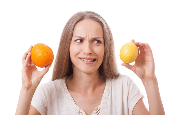Nuori nainen tilalla oranssi ja sitruuna — kuvapankkivalokuva