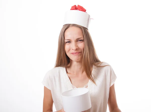 Jonge vrouw met witte ronde doos van de gift — Stockfoto