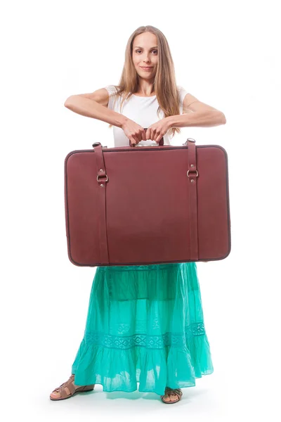 Vrouw liften een zware koffer, geïsoleerd op wit — Stockfoto