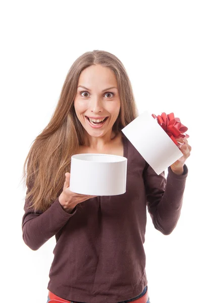 Jeune femme tenant boîte cadeau ronde blanche — Photo