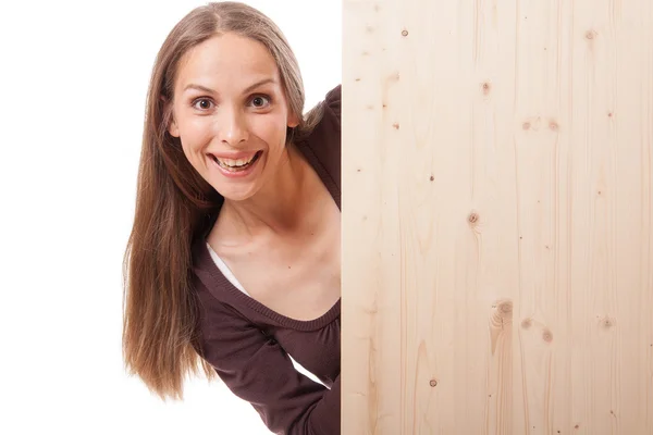 Mulher atrás de uma tábua de madeira — Fotografia de Stock
