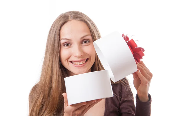 Giovane donna in possesso di scatola regalo rotonda bianca — Foto Stock