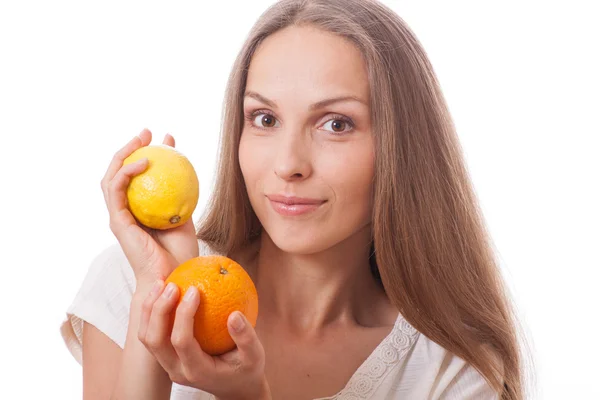 Jovem mulher segurando laranja e limão — Fotografia de Stock