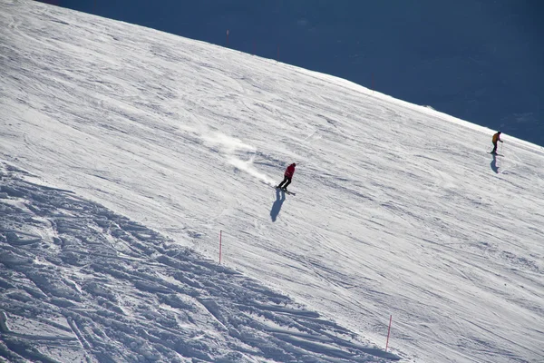 滑雪者会顺着斜坡滑雪胜地. — 图库照片