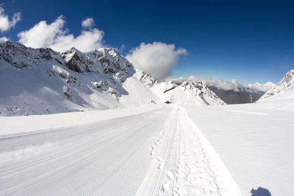 Perfekt präparierte leere Skipiste — Stockfoto