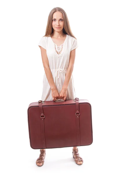 Flicka står med resväska. isolerad på vit — Stockfoto