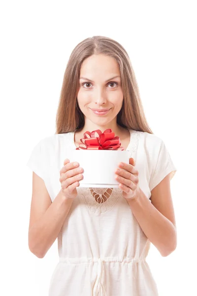 Jeune femme tenant boîte cadeau ronde blanche — Photo