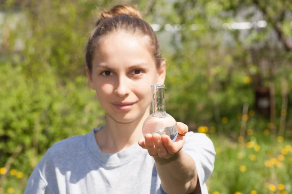 Researcher testing the water quality — Stock Photo, Image