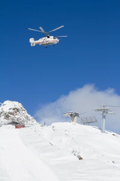 Ośrodek narciarski w górach — Zdjęcie stockowe