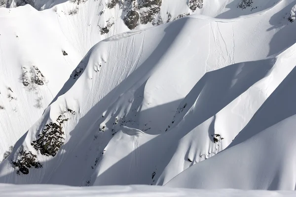 Pendio innevato della montagna — Foto Stock