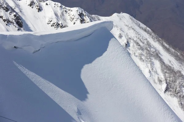 Pendio di montagna e cornice di neve — Foto Stock