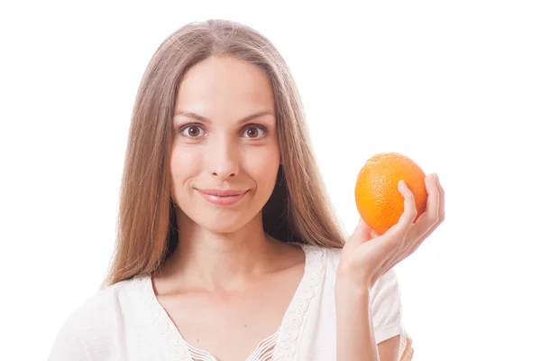 Mujer joven sosteniendo una naranja — Foto de Stock